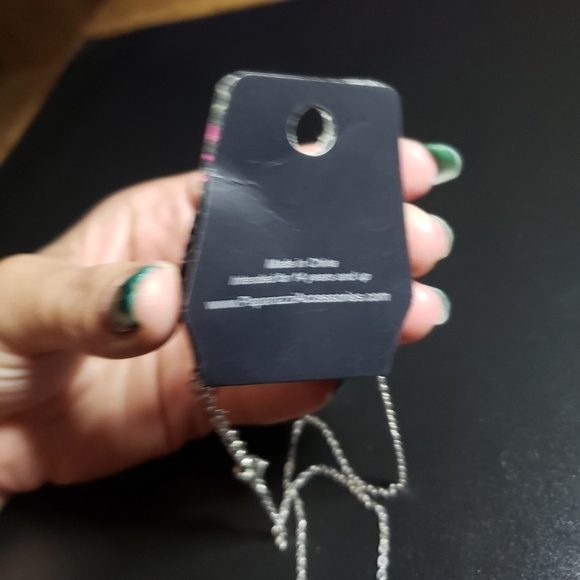 New paparazzi silver tone matching heart pendant necklace and earrings set - Picture 4 of 7